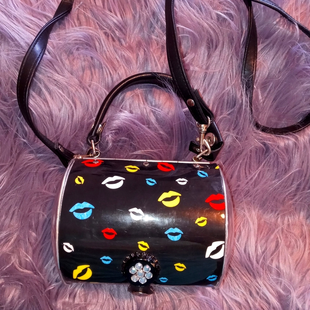 Lib can purse